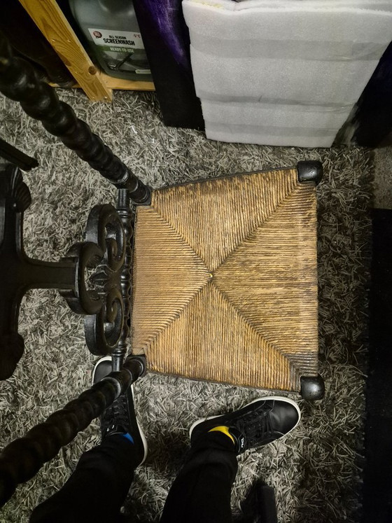 Image 1 of Antica sedia da preghiera con sedile in vimini e decorazione a croce.