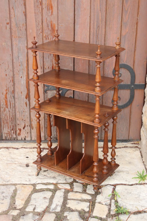 Etagère sur pieds début XXème siècle