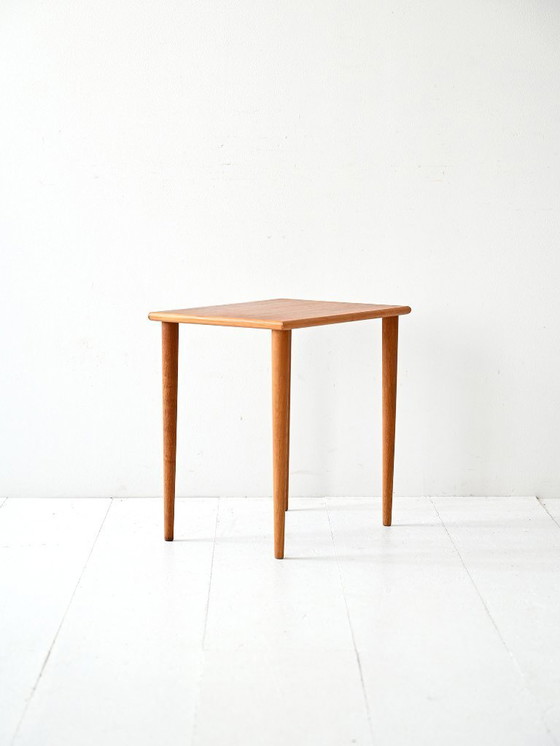 Image 1 of Pequeña mesa de centro escandinava de los años 50 con patas torneadas
