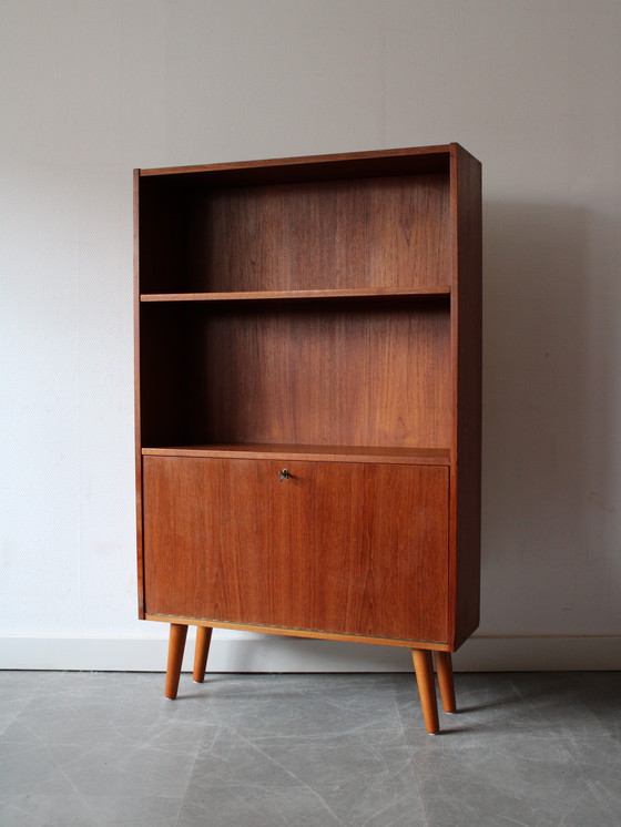 Image 1 of Vintage Deense boekenkast met klep