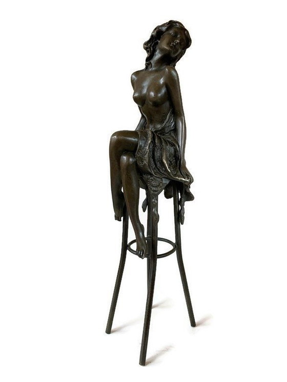 Image 1 of Statue en bronze Femme demi-nue sur tabouret