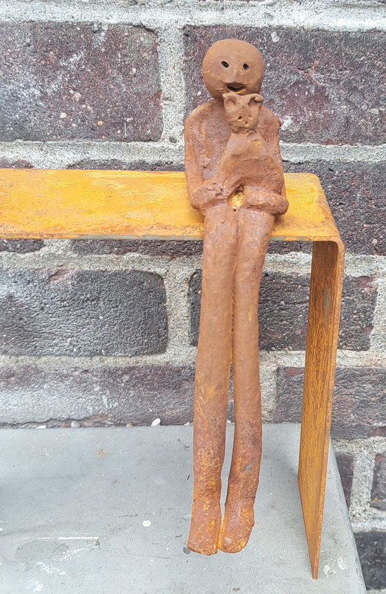 Image 1 of Uomo con gatto su piedistallo , ceramica e acciaio