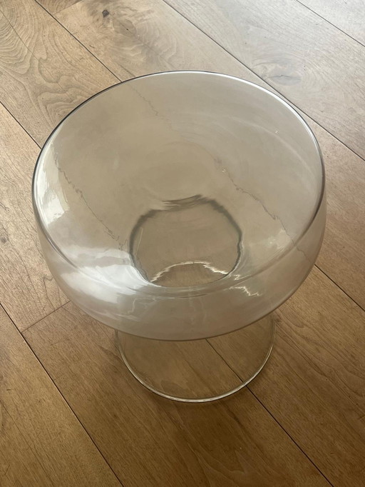 Mesa auxiliar con pedestal de cristal ahumado