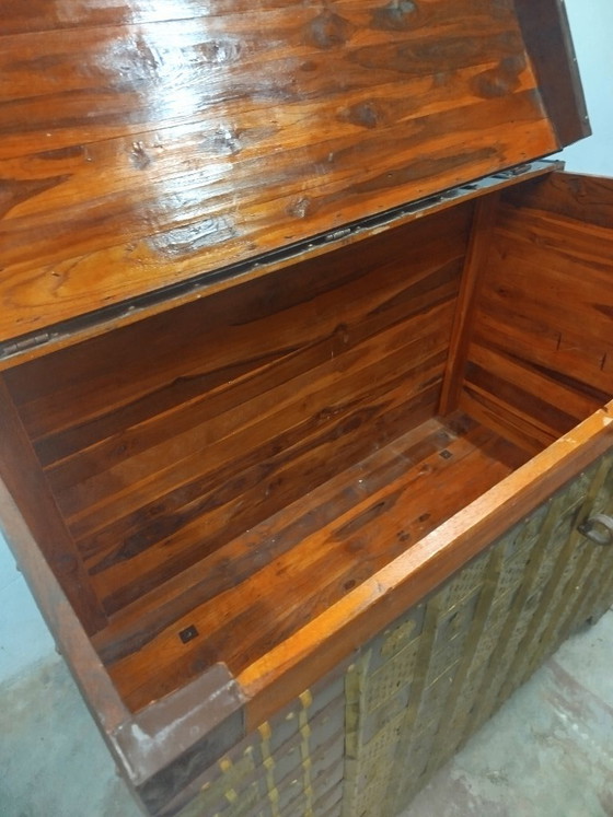 Beautiful XXL Indian dowry chest with hammered copper details – Storage cabinet, Metal, Wood (photo 9 of 17)
