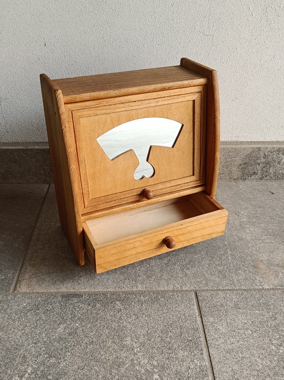 Image 1 of Klein houten wandkastje met spiegeldeur en lade, Italië, jaren 80