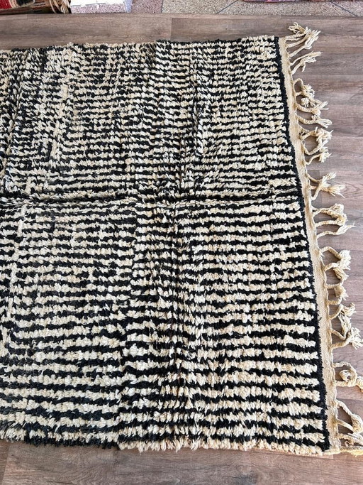 Auténtica alfombra marroquí Beni Ouraine hecha a mano para tu sala de estar, en blanco y negro, tamaño 200 cm (photo 2 of 7)