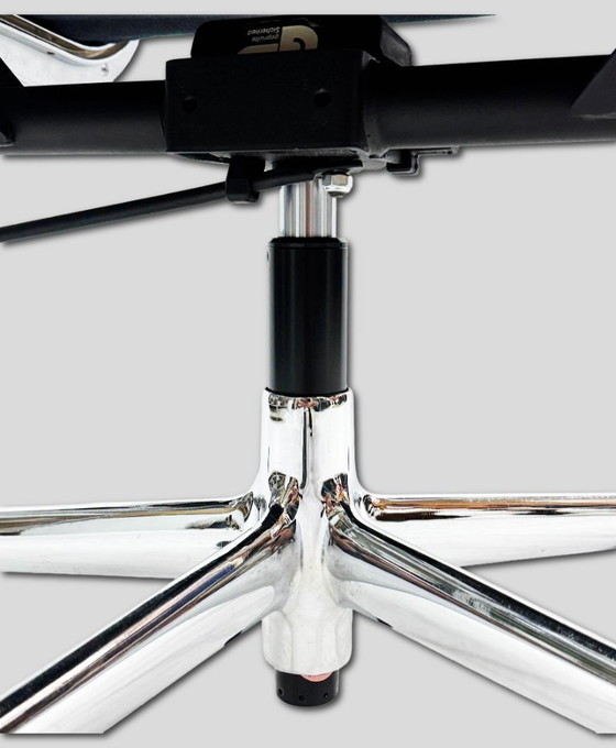 Image 1 of Vitra Aluminiumstuhl EA117 Schwarzes Leder