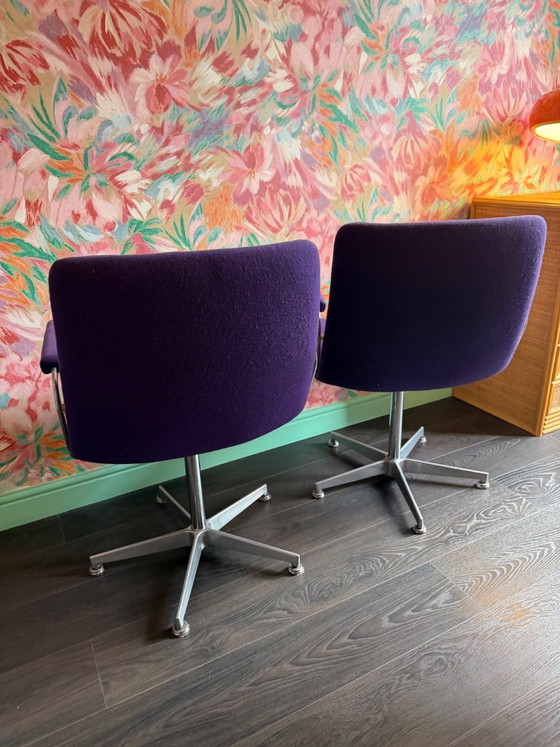 Image 1 of 2 chaises de salle à manger pivotantes Artifort vintage