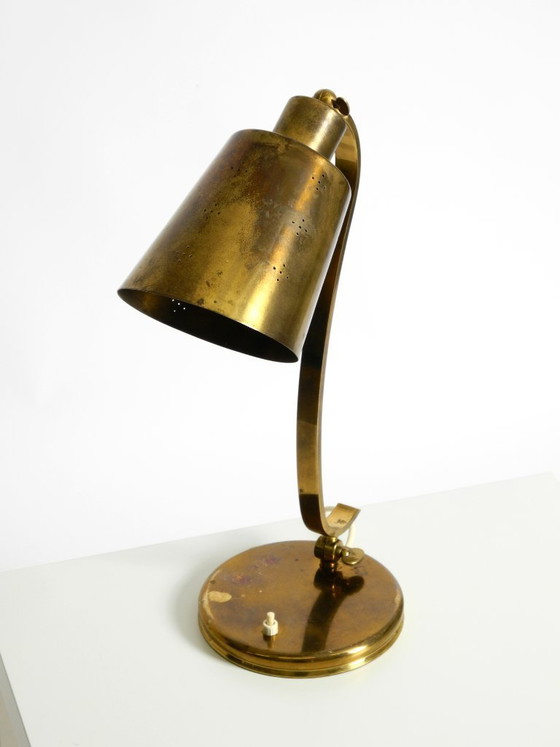 Image 1 of Magnifique lampe de table en laiton massif, rare et imposante, typique du design moderne du milieu du XXe siècle | 48 cm | 18,9"