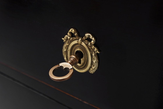 Image 1 of Commode laquée noire de style Louis XV, XXe siècle, avec ferrures en laiton, France