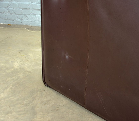 Canapé deux places en cuir marron chocolat, modèle Lauriana, créé par Afra et Tobia Scarpa pour B&B Italia. (photo 10 of 23)