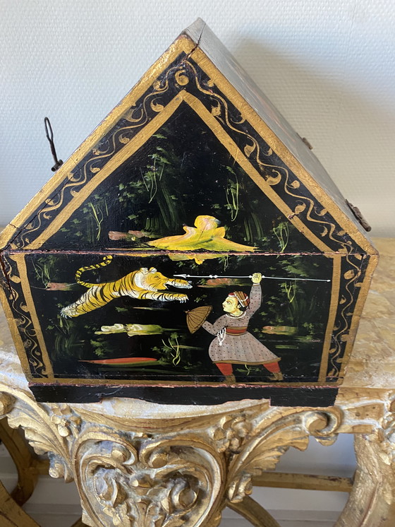 Image 1 of Coffre ancien peint à la main