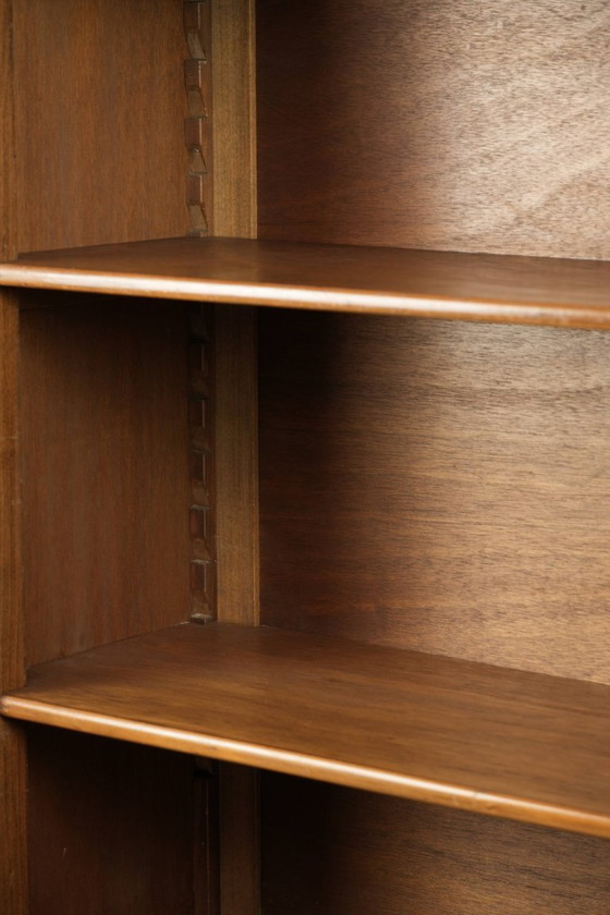 Image 1 of Antieke Engelse boekenkast/ legkast uit eind 19e eeuw met een mooie uitstraling in een subtiel formaat