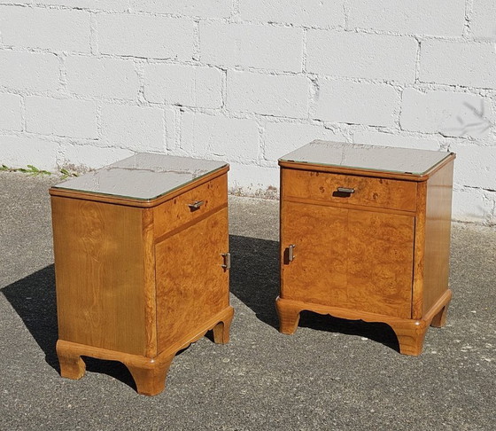 Image 1 of 2 tables de chevet Art déco françaises anciennes - Ensemble de 2 tables de chevet en loupe de bois et verre - Années 30