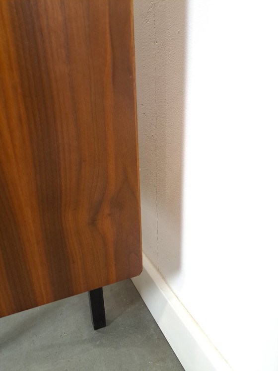 Image 1 of Zapatero con espacio de almacenamiento y tiradores negros.