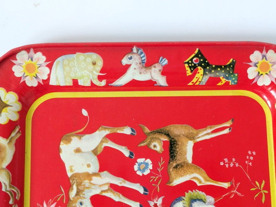 Image 1 of Bandeja de hojalata roja de mediados de siglo | Estilo de arte popular escandinavo | Decoración navideña