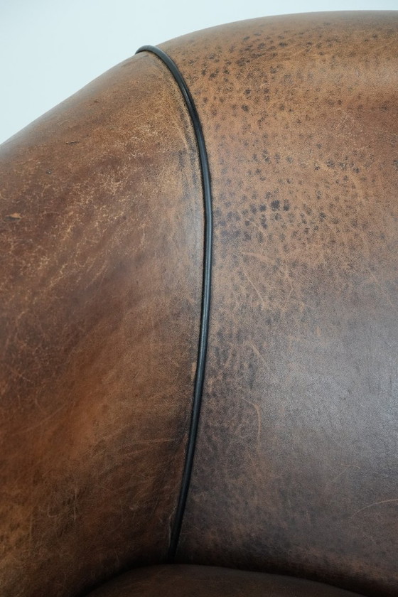 Image 1 of Vintage schapenleren clubfauteuil met een mooi patina