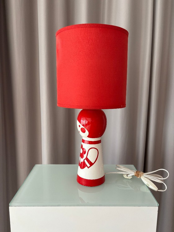 Tischlampe mit puppenförmigem Sockel, Rot und Weiß, Tischlampen, Holz, Stoff, Vintage (Foto 2 von 12)