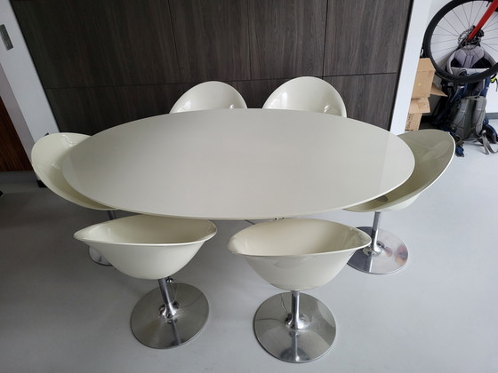 Mesa de diseño Glossy Oval de Kartell con 6 sillas de diseño de Philippe Starck – Conjuntos de comedor (photo 2 of 9)