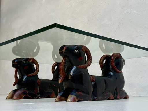 Mesa de centro estilo Hollywood Regency con cabeza de carnero tallada en madera | 1970