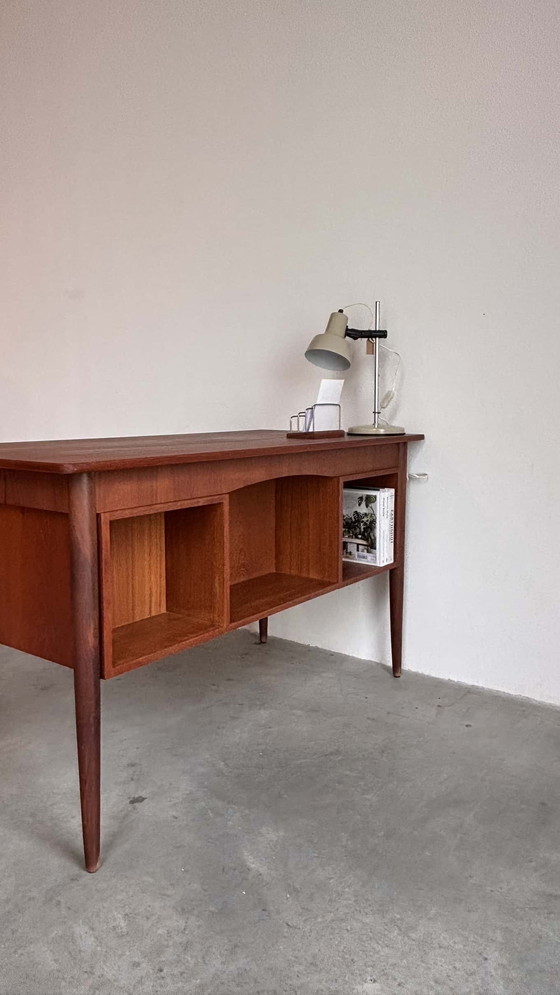 Image 1 of Bureau vintage danois (2 faces) Teck