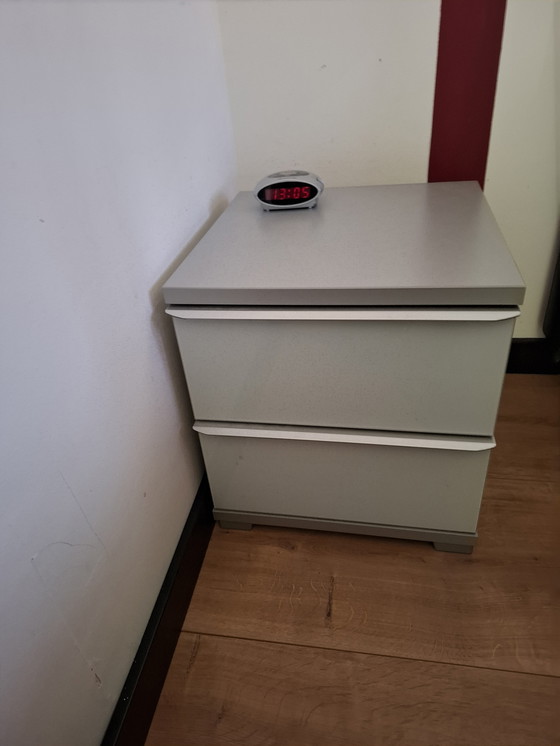 Image 1 of Goossens 2st nachtkastjes, grijs, alu, melkglas