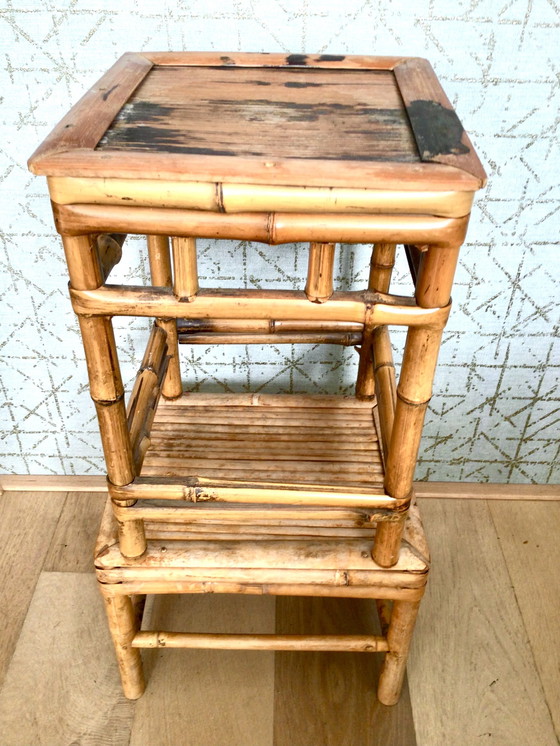 Image 1 of Conjunto de 2 mesas auxiliares de ratán de mediados del siglo XX.