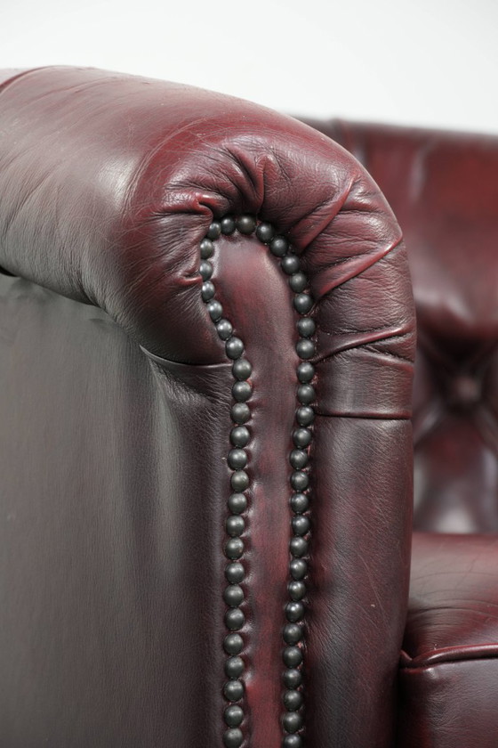 Prachtige rundleren chesterfield clubfauteuil in een schitterende rode kleur in klassieke Engelse stijl (photo 12 of 13)