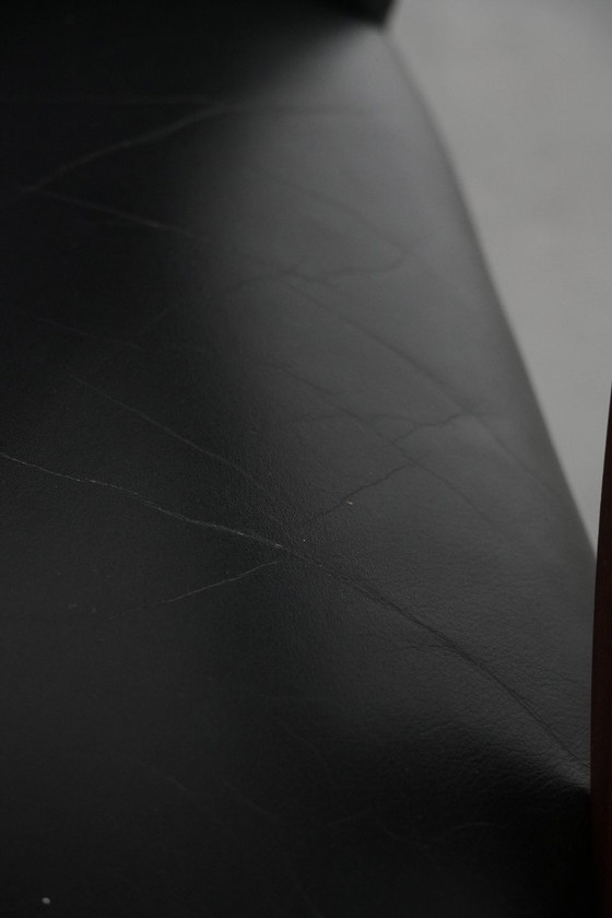 Image 1 of Zwarte rundleren en houten chesterfield bureaustoel in Engelse stijl op wieltjes