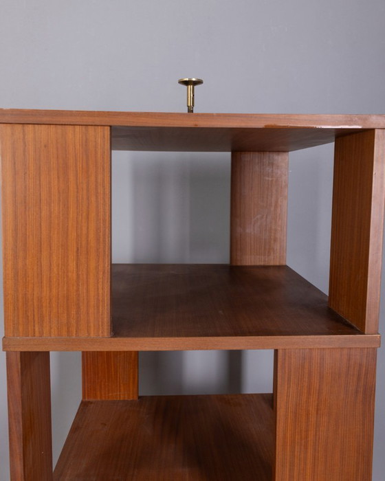 Image 1 of GROTE VINTAGE ITALIAANSE ONTWERP HOUTEN CENTRALE DRAAIBARE BOEKENKAST UIT DE JAREN 60