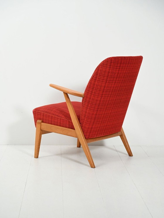Image 1 of Poltrona scandinava in faggio degli anni '50 con rivestimento rosso