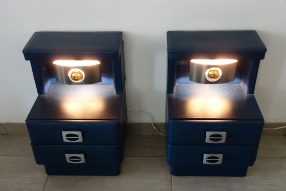 Exclusivo par de mesitas de noche de estilo futurista, fabricadas en piel sintética y aluminio cepillado, de (photo 6 of 17)