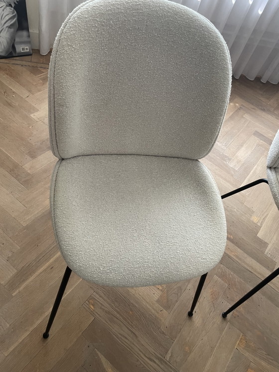 Image 1 of Sillas de comedor Gubi Beetle, totalmente tapizadas con base negra.