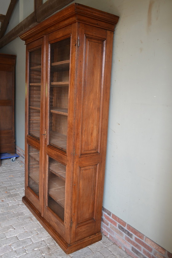 Image 1 of Bibliothèque ancienne en chêne avec portes en gaze