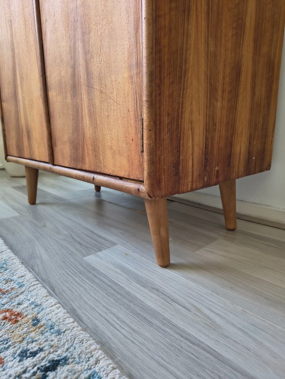 Image 1 of Armoire à linge/placard de rangement vintage années 1950/60 | Bois de noyer