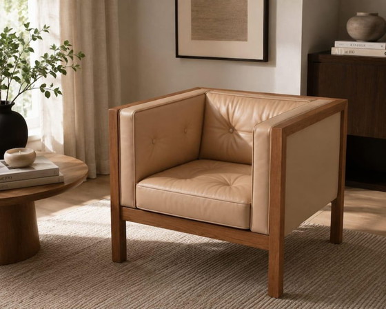 Image 1 of Sillón moderno Cubbes de cuero beige – Sillón escandinavo de madera maciza