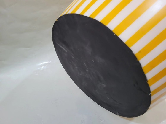 Image 1 of Tavolino laterale artigianale marocchino giallo e bianco - Artisanal Bijzettafel