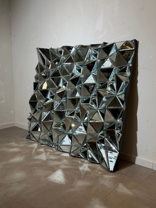 Gran panel de espejo facetado escultórico – Espejo de pared prismático – 145 × 125 cm – decoratieve objecten (photo 2 of 7)