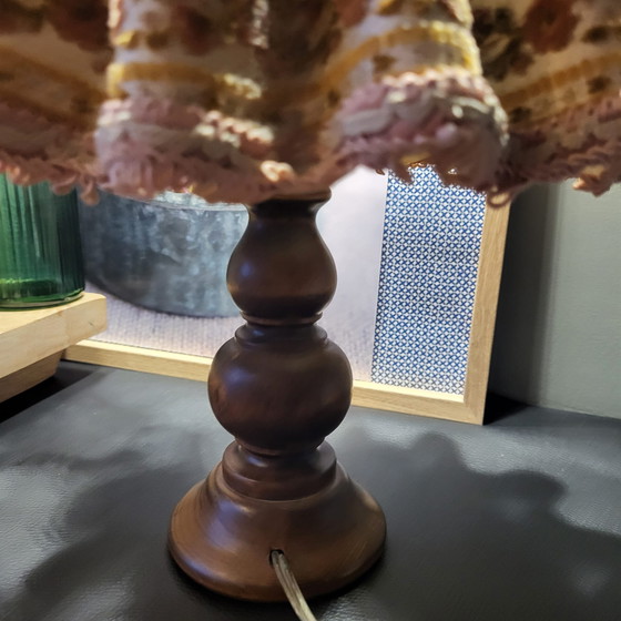 Image 1 of Lampada da tavolo vintage con gamba in legno, alta 40 cm, piccolo danno al paralume