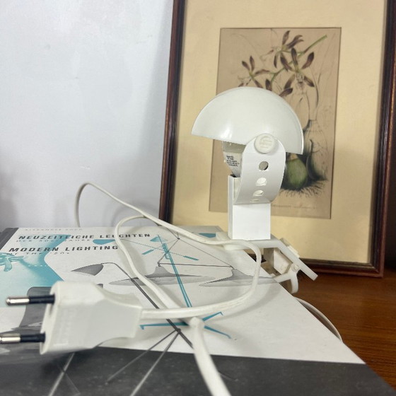 Piccola lampada a pinza a fungo Sarlam in plastica bianca, luce notturna vintage – Lampade da tavolo (photo 7 of 8)
