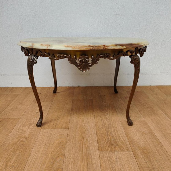 Table basse ronde de style Régence, en laiton avec plateau en marbre onyx. – Tables basses, Marble, Brass (photo 3 of 10)