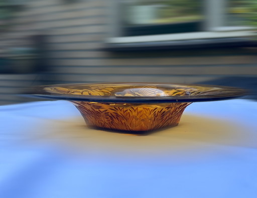 Vintage amberkleurige schaal met bloem en bladmotief