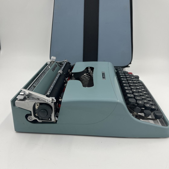 Image 1 of Olivetti Lettera 22 typewriter Blue