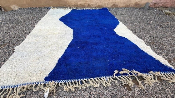 Alfombra tradicional marroquí hecha a mano, azul y blanca, tamaño 250/350 cm. – Ahrend, Wool (photo 5 of 10)