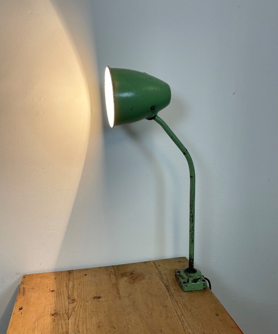 Image 1 of Lampada da tavolo industriale verde da officina, anni '60