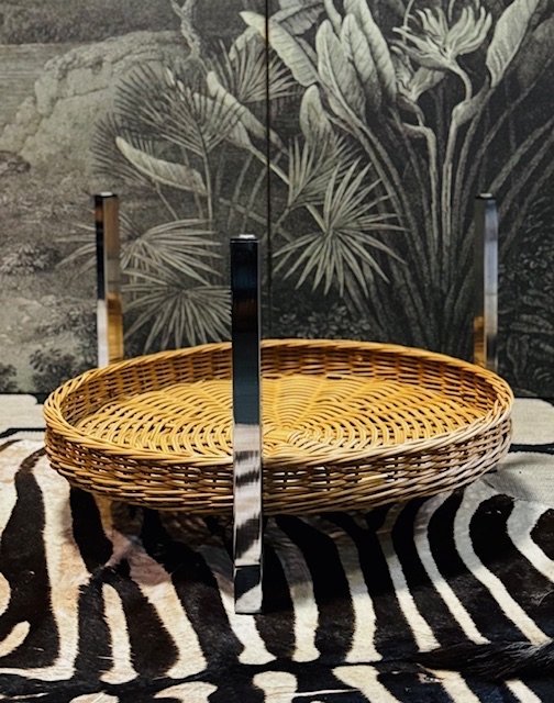 Image 1 of Table basse vintage de l'ère spatiale / Table basse avec base chromée et panier de lecture en rotin