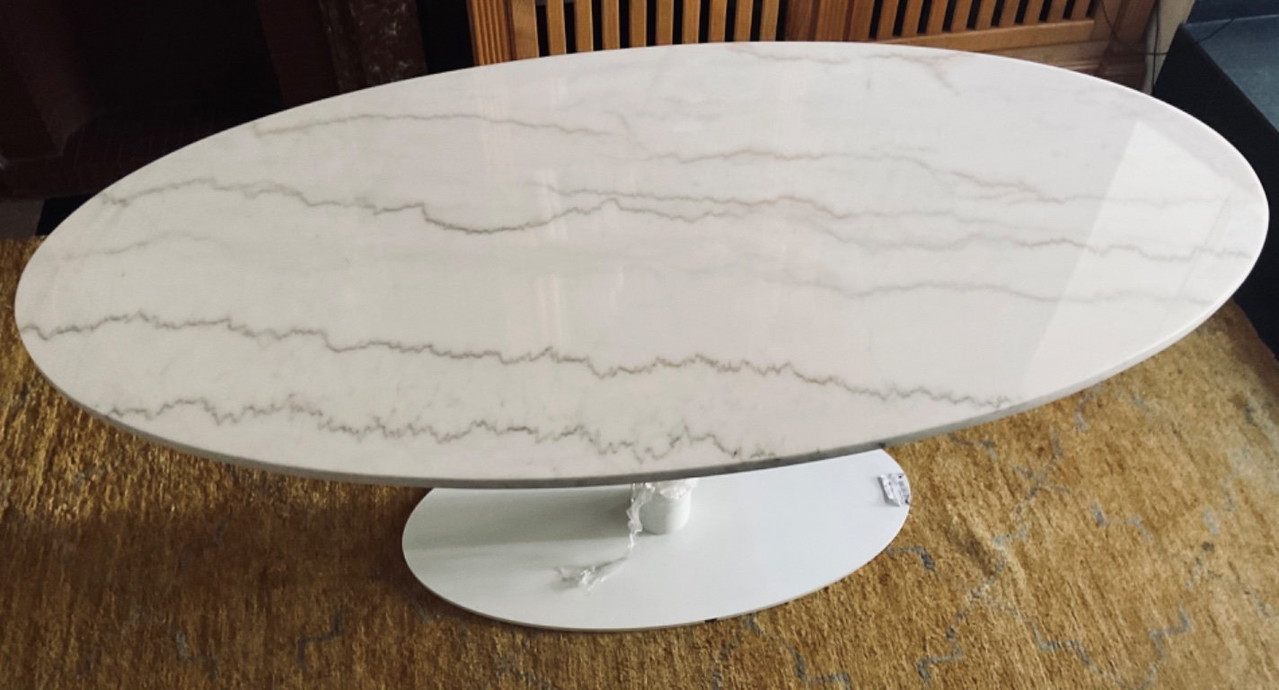 Mesa ovalada de mármol blanco.