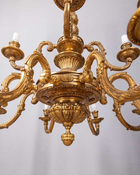 Lampadario classico a 12 luci in bronzo dorato della metà del XX secolo (photo 12 of 15)