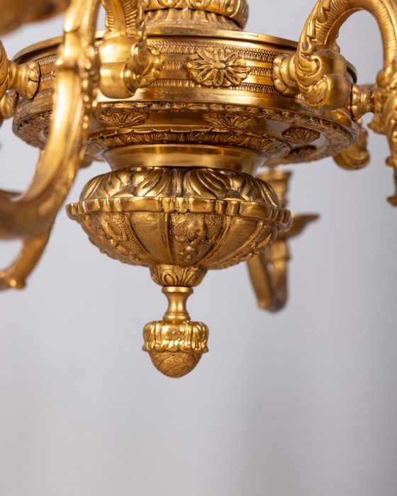 Lampadario classico a 12 luci in bronzo dorato della metà del XX secolo (photo 13 of 15)
