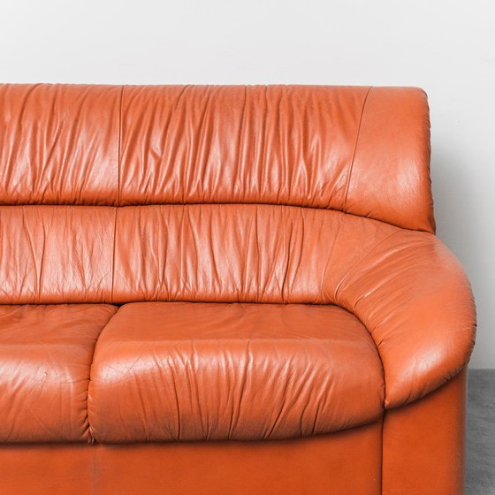 Image 1 of DIVANO VINTAGE A 3 POSTI IN PELLE DESIGN ANNI ’70 MODERNARIATO